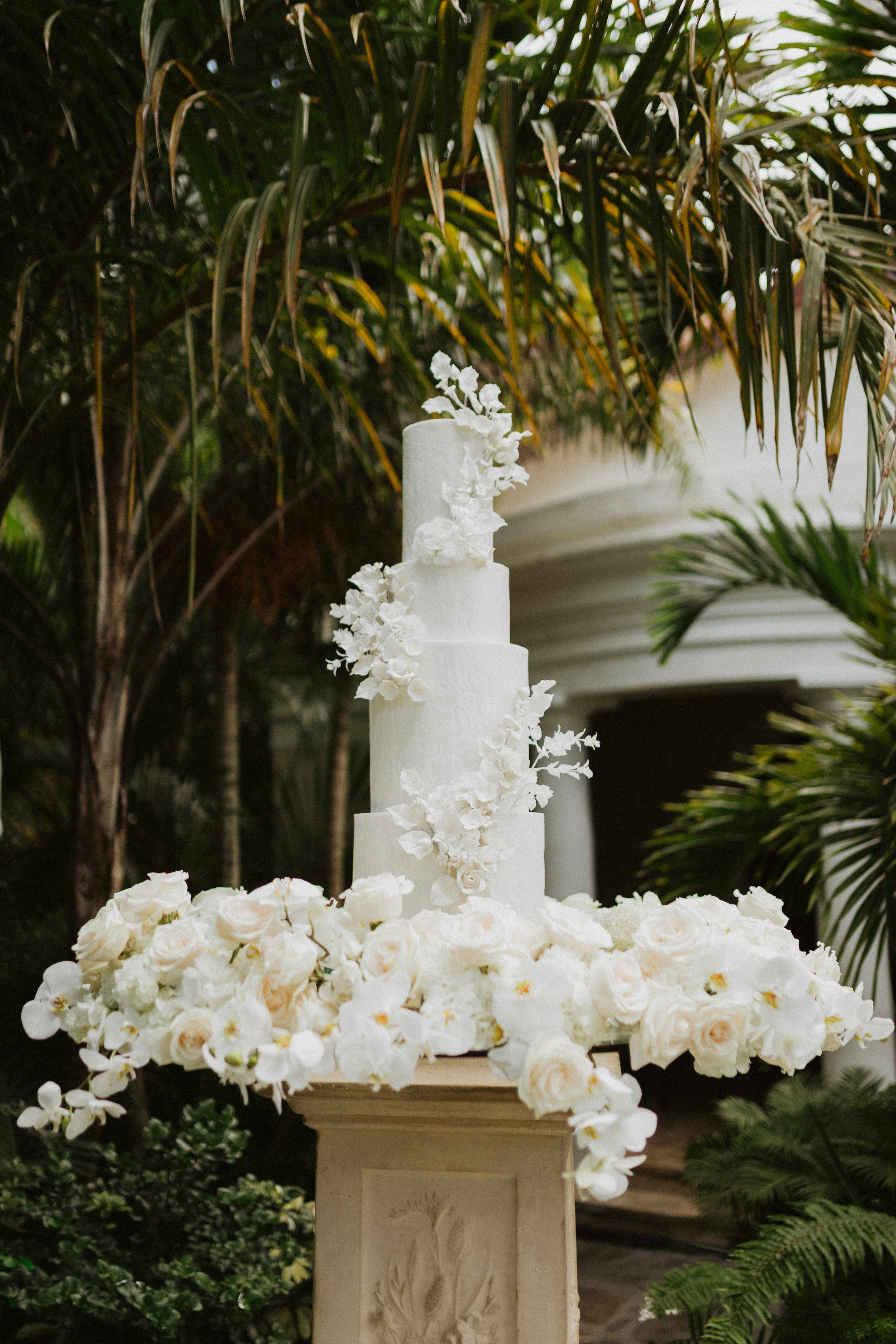Large qhite wedding cake with white flowers